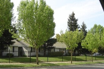 Building Photo - 1728 Willowbrook Dr