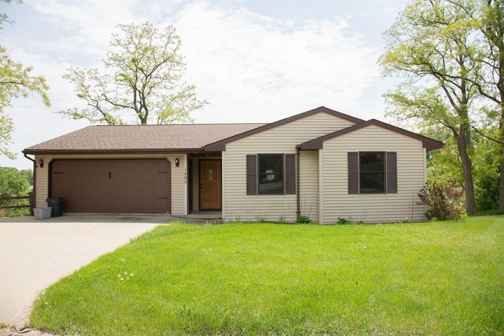 Primary Photo - 1605 Amelia Circle