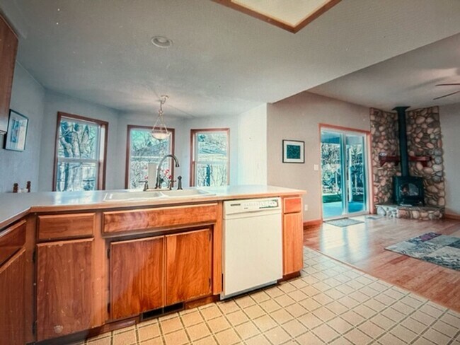 Foto del edificio - Beautiful Central Point 3 Bedroom 2 Bath Home