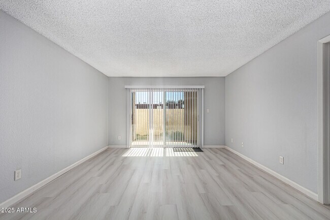 Foto del edificio - 4730 W Northern Ave