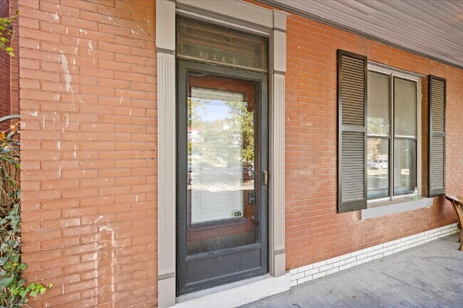 Foto del edificio - 6114 Waterman Blvd