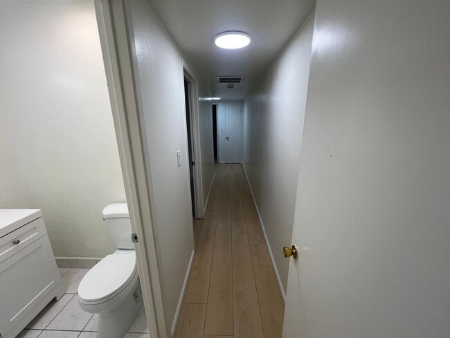 Foto del edificio - 2110-2112 Town &amp; Country Lane