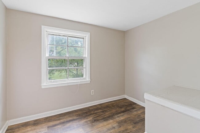 Building Photo - 1114 Roslyn Ave