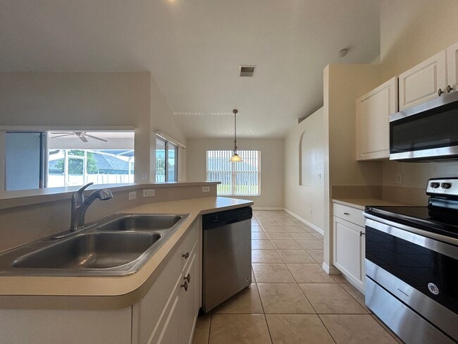 Foto del edificio - Cape Coral Pool Home w/ Large Yard