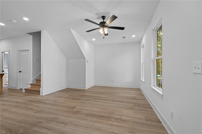 Building Photo - 576 S Willow Ave