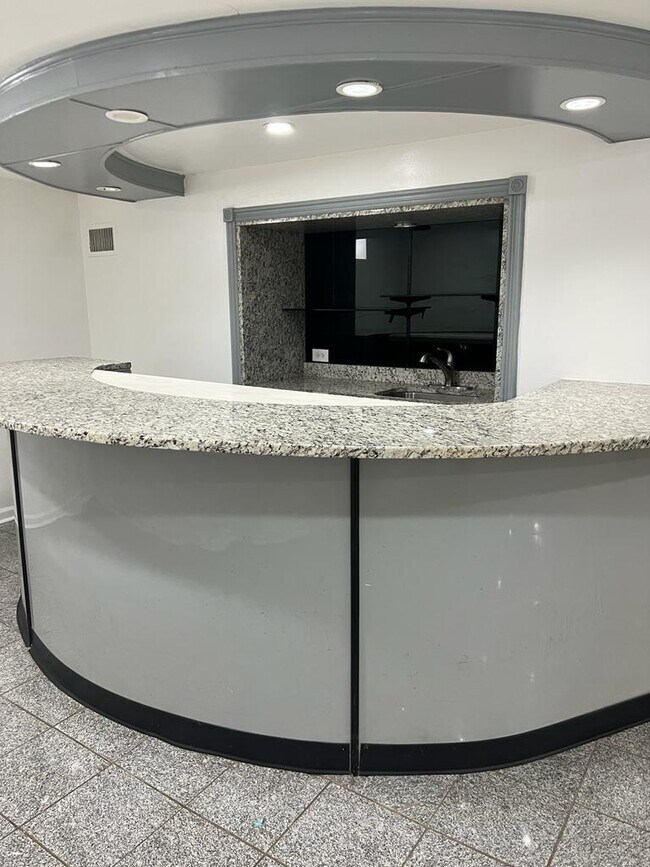 Foto del edificio - 7542 N Kenneth Ave