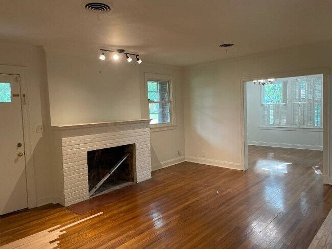 Building Photo - Updated home close to LSU!
