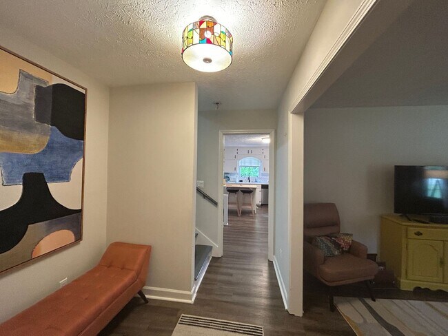 Foto del edificio - **PRICE IMPROVEMENT**1100 Brittany Way: Fu...