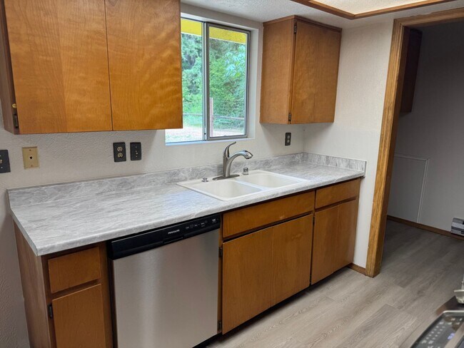 Foto del edificio - 3 Bed/1 Bath +Garage +Shop, Marblemount