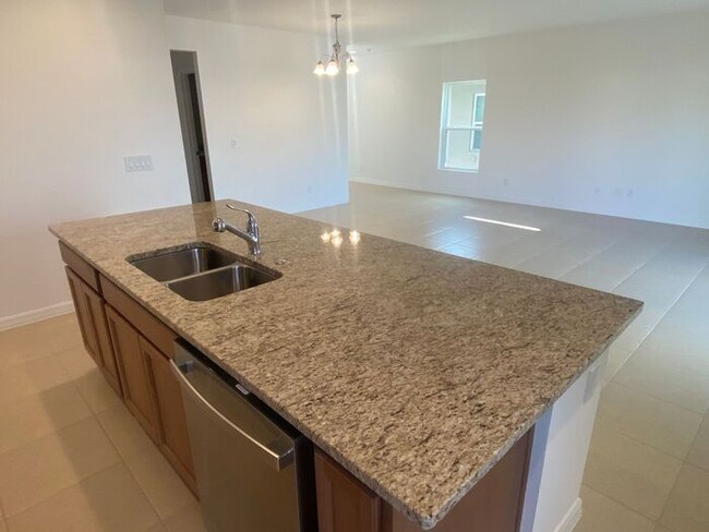 Building Photo - 5 bedroom 2.5 bath w Office, Cypress Hammo...