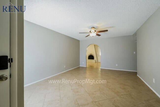 Building Photo - 4 Bed 2 Bath, 2-Car Garage Close to Westga...