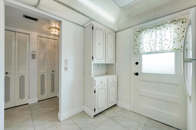 Foto del edificio - 6161 NW 2nd Ave