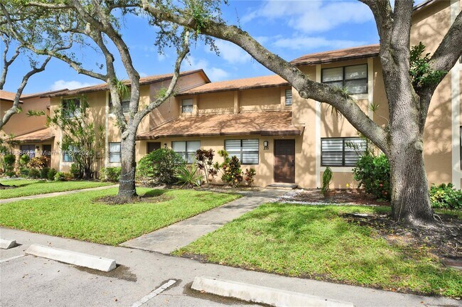 Building Photo - 215 Lakeside Cir