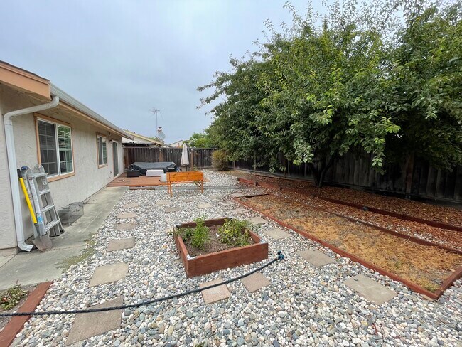 Building Photo - 34228 Siward Dr