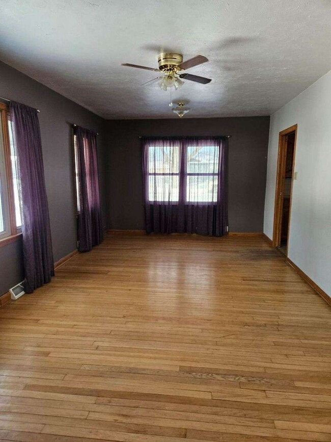 Building Photo - Small town living!