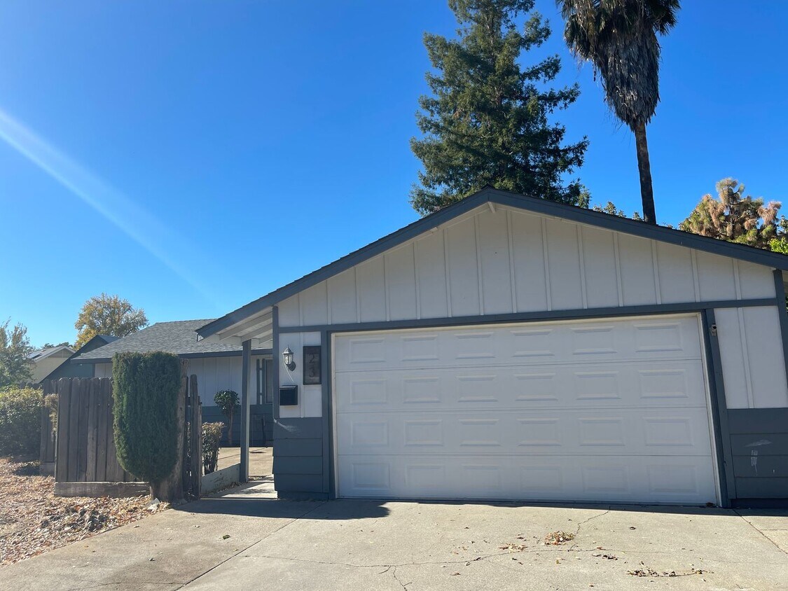 Building Photo - Chico-3 bed 2 bath, 2 car garage, large lot