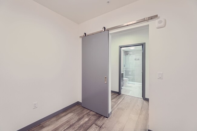 Foto del edificio - Beautiful 1Bed + Den at the Jade in Totem ...