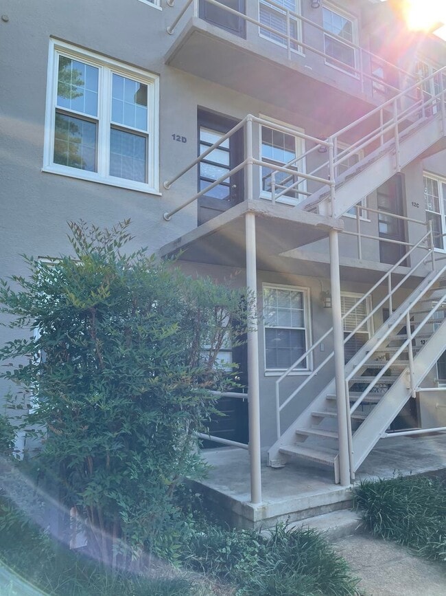 Building Photo - $500 off the First Months Rent!!!!! 1 Bedroom 1 Bath Condo at McDaniel Heights in the Heart of Hi...