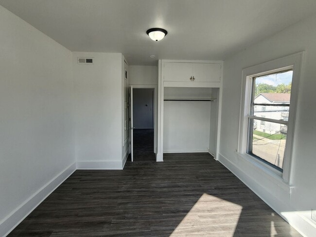 Building Photo - large 2 bedroom upper near Racine Zoo