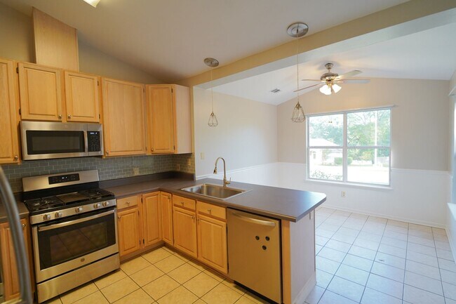 Foto del edificio - 3 Bed / 2 Bath with Large Yard/Garage in Bucklake area!