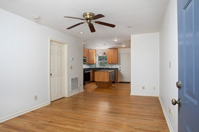 Foto del edificio - Spacious 1 Bedroom Duplex close to UNC Campus - Updated, Pet Friendly, Private Wooded Lot!