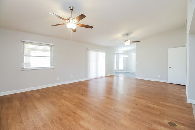 Foto del edificio - 7008 W Canterbury Dr