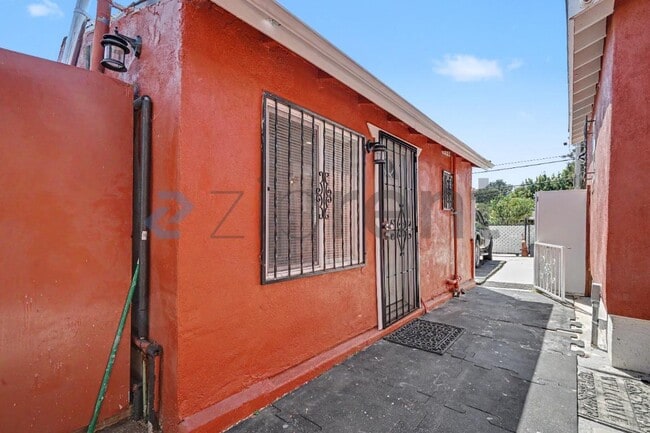 Building Photo - 1208 Field Ave
