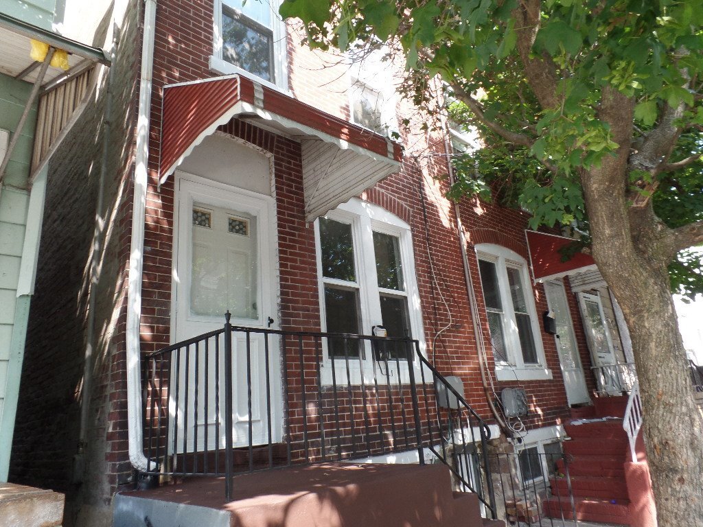 Primary Photo - 2 Bedroom House Close to Transportation!