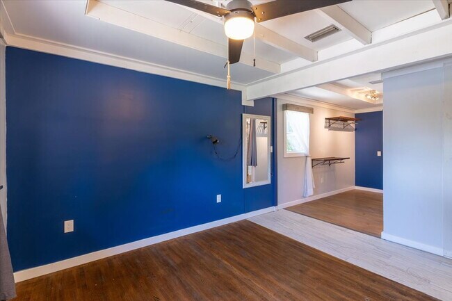 Building Photo - "Coastal Charm Awaits: Spacious 2-Bed, 2-B...