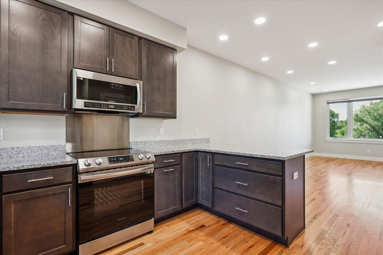 Foto principal - 4 Bedroom 3 Bath in Denver with Rooftop Pa...