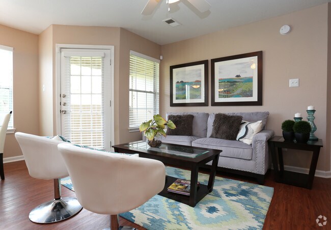 2 habitaciones, sala de estar - Crossings at Cherry Apartment Homes