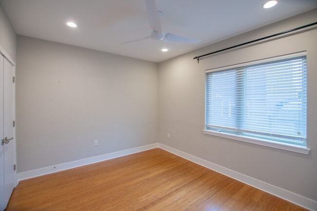 Building Photo - Modern & Efficient Point Breeze Townhome!