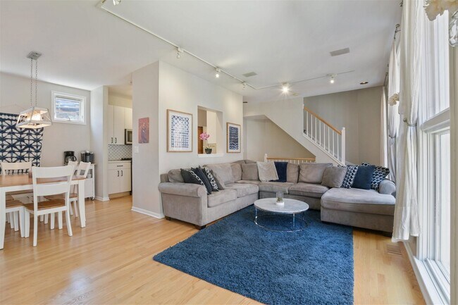 Building Photo - 1125 West Newport Avenue Apt ##M, Chicago,...