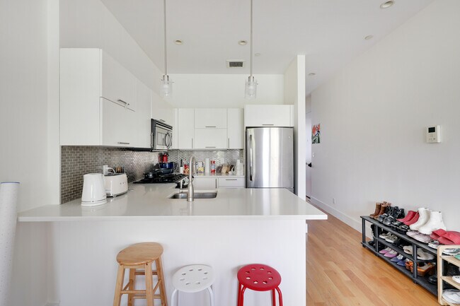 Building Photo - 582 Marcy Ave