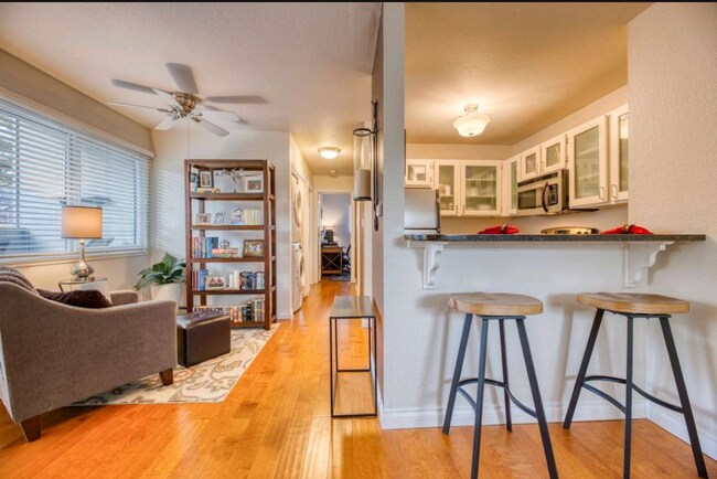 Foto del edificio - Updated 2B/2B Condo Available Now!! $300 m...