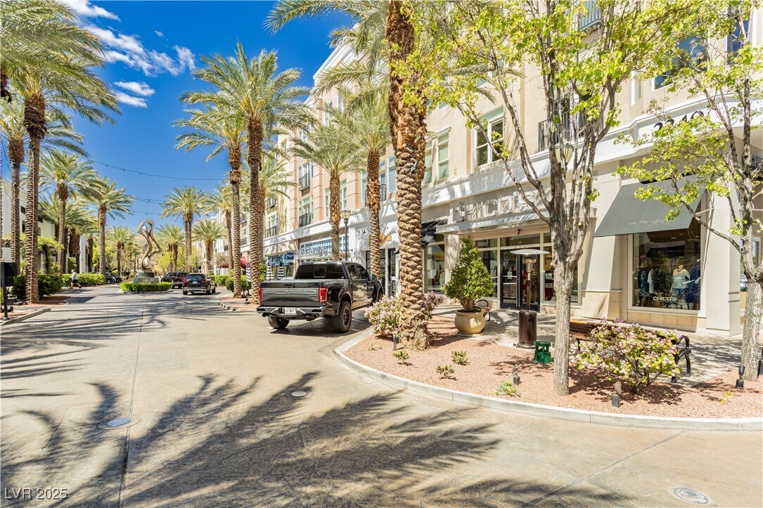 Foto principal - 2240 Village Walk Dr