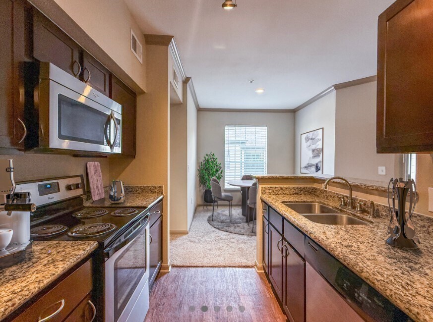 Foto principal - 2303 Louisiana St
