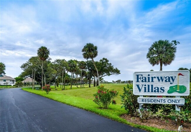 Foto del edificio - 324 Golfview Cir