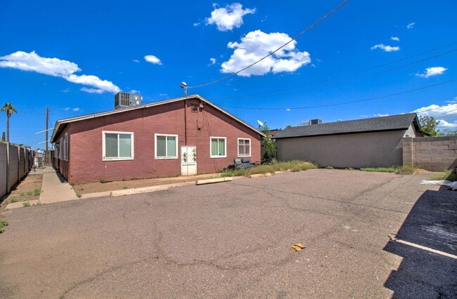 Building Photo - 1501 E Roosevelt St