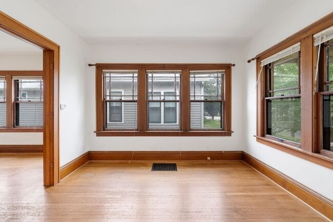 Building Photo - $1,450 | 2 Bedroom, 1 Bathroom 1st Floor A...