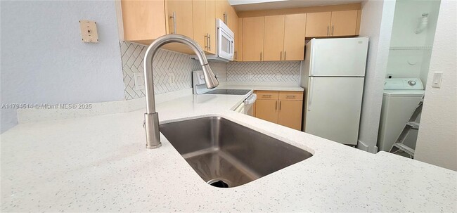 Foto del edificio - 704 Belmont Ln