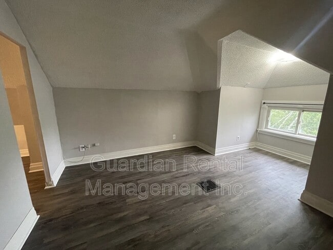 Photo du bâtiment - 339 Marks St N