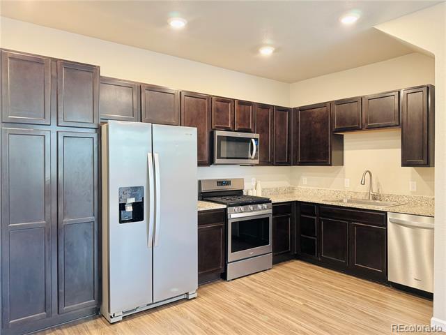 Building Photo - 1070 Oak Cir