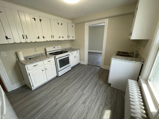 Kitchen - 501 Glenbrook Rd