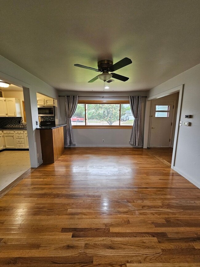Building Photo - 3 BEDROOM | 2 BATH | DOUBLE GARAGE | WEST