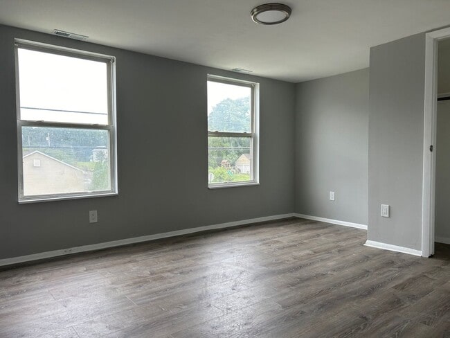 Building Photo - 1302 McClellan Ave
