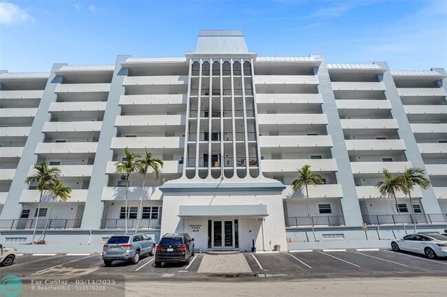 Building Photo - 3051 NE 48th St