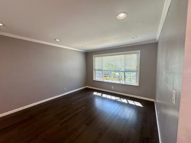 Building Photo - Newly Updated 3 Bedroom 2 Bathroom!