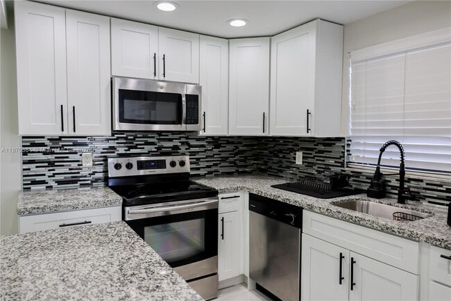 Building Photo - 6211 SW 138th Ct