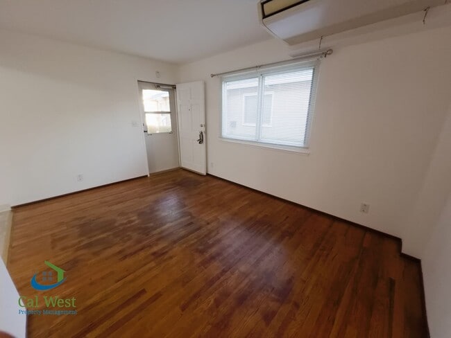 Building Photo - $2095 - 1BD/1BA Quaint and Well Maintained...